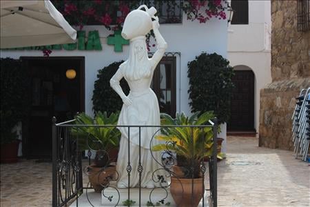 La estatua de la Mojaquera - Statue of a traditional Mojacar woman carrying water from the fountain and holding her Moorish scarf in her teeth.