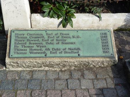 Memorial plaque on Tower Hill that includes the names of father and son Henry Howard, Earl of Surrey and Thomas Howard, 4th Duke of Norfolk. The 4th duke’s son, St Philip Howard, died in the Tower in 1595.