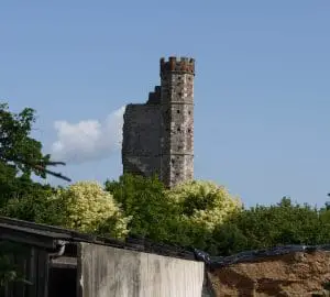 Warblington_castle_tower_from_churchyard Wikicommons