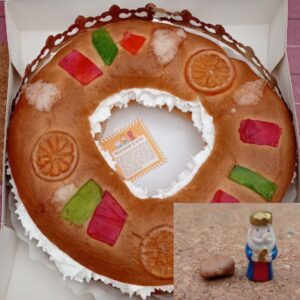 A Roscón de Reyes cake and a photo of the bean and king figurine from my cake